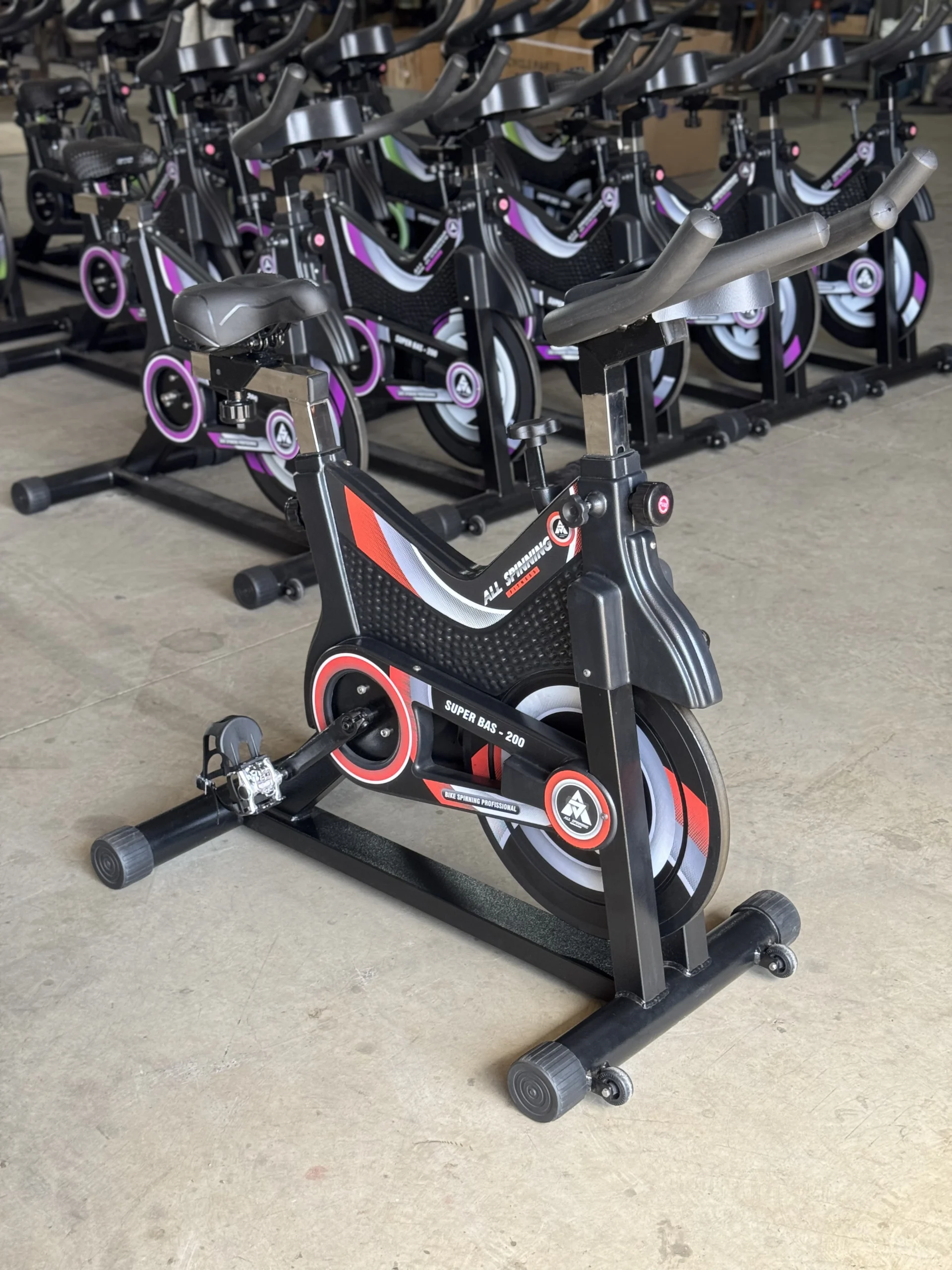 Bike Super Bas 200 completa em fundo branco